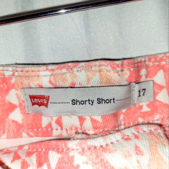 Plus size Levis shorts - Picture 5 of 10